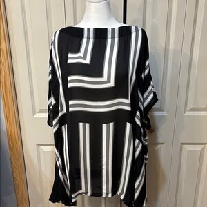 Chic Black and White Geometric Women's Top